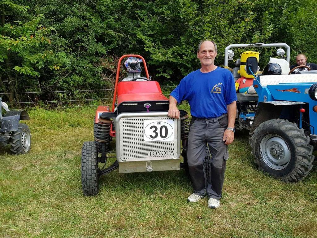 Alois Kalců postavil závodní traktor na základě Toyoty Starlet