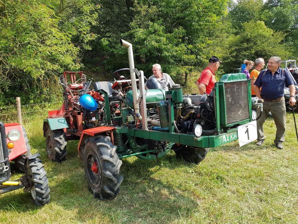 Traktor pracuje v lese