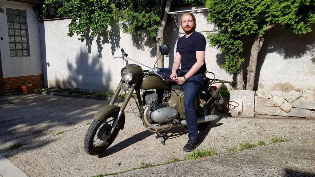 Vojenská Jawa 350 - Karel si svůj stroj pořídil v roce 2015.