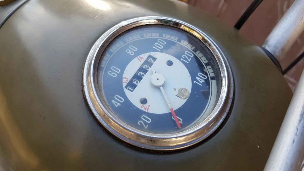 Vojenská Jawa 350 - Integrovaný rychloměr v hlavě měly Jawy dřív než Harley-Davidson.