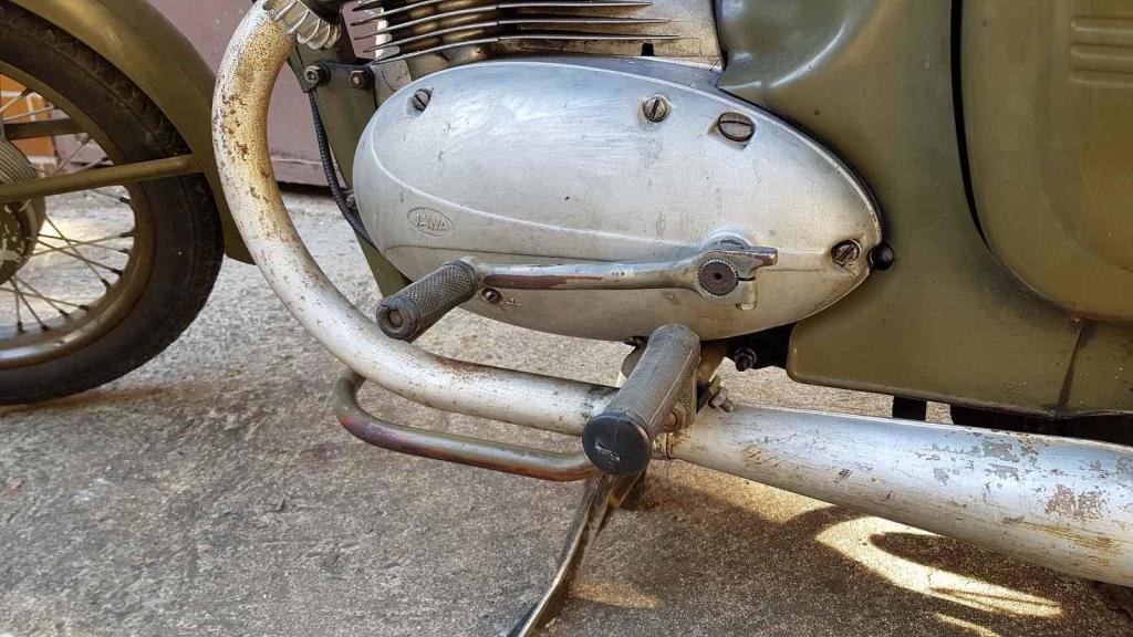 Vojenská Jawa 350 - Řadí se jako u závodní motorky. Jednička nahoru, ostatní tři rychlosti dolů.