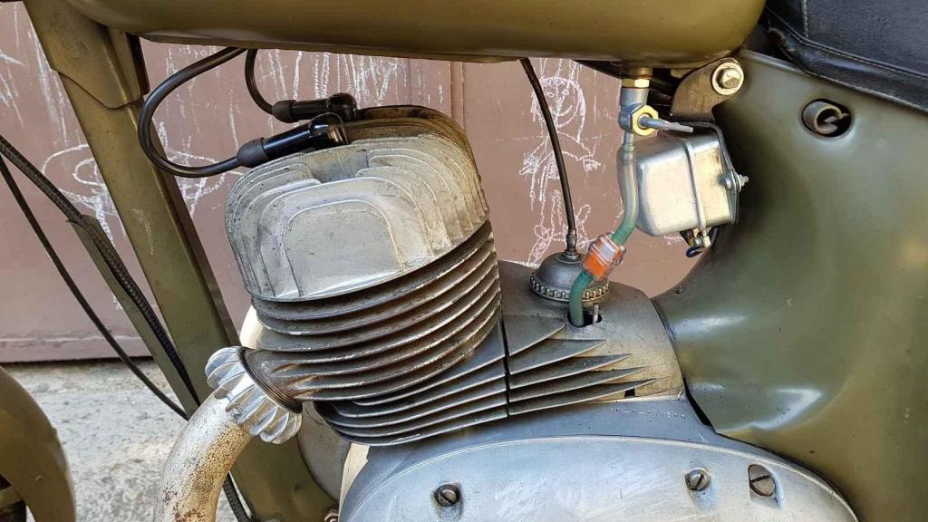 Vojenská Jawa 350 - Křídlové matice u kolen výfuků motoru sluší. Ty tam doplnili při GO motoru.