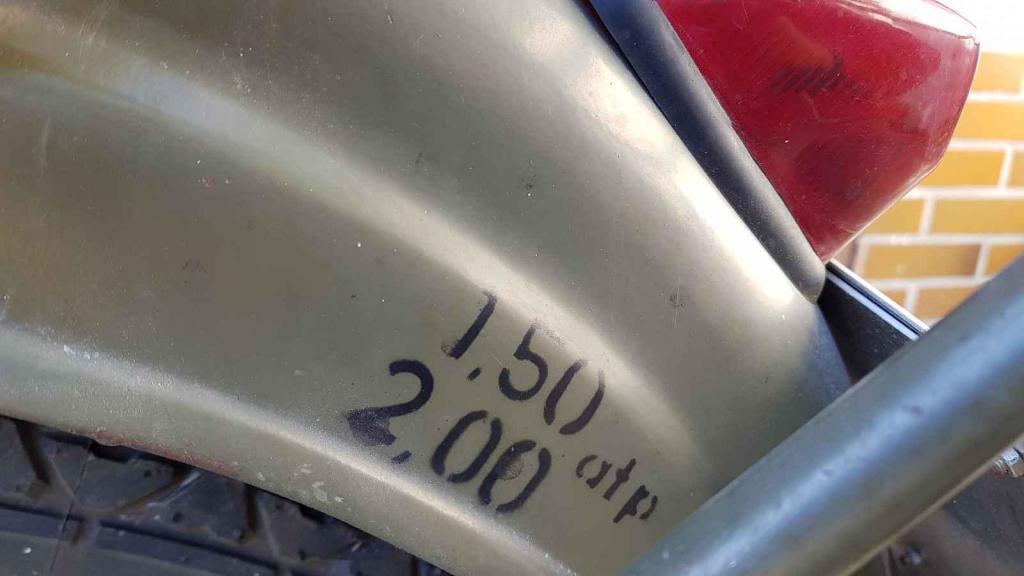 Vojenská Jawa 350 - Vojáci měli na blatnících předepsaný tlak.