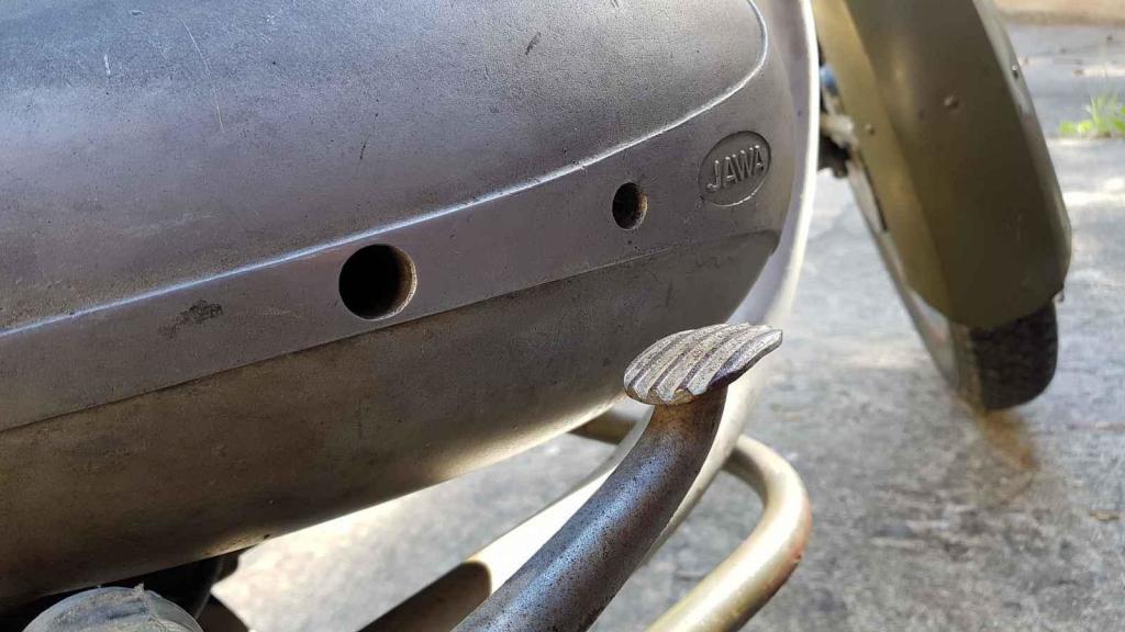 Vojenská Jawa 350 - Brzdí se bubny.