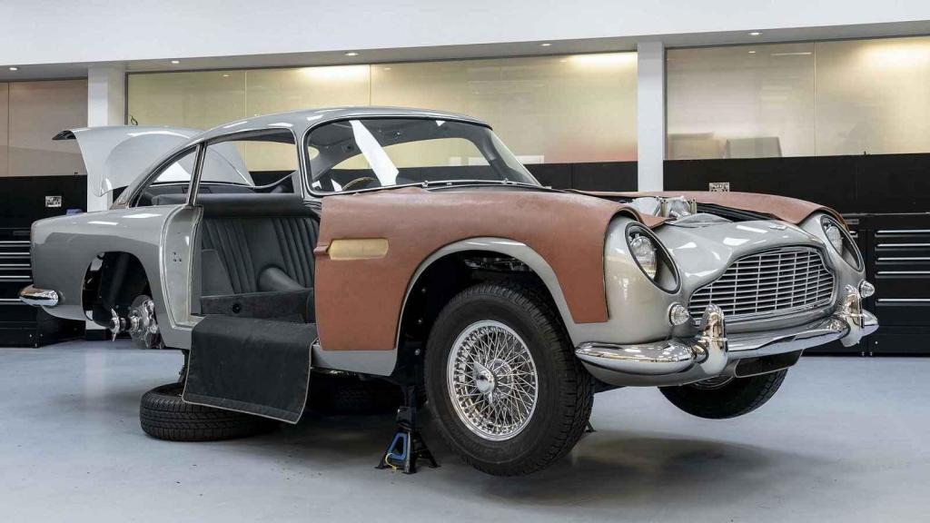 Aston Martin spustil výrobu bondovské DB5. Bude mít i některé filmové vychytávky