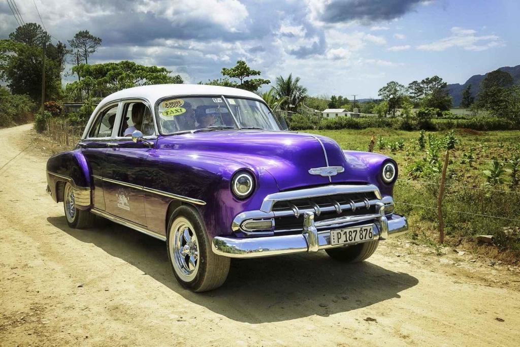 Zrovna na venkově bychom takový krásně udržovaný kousek (Chevrolet Deluxe) nečekali.