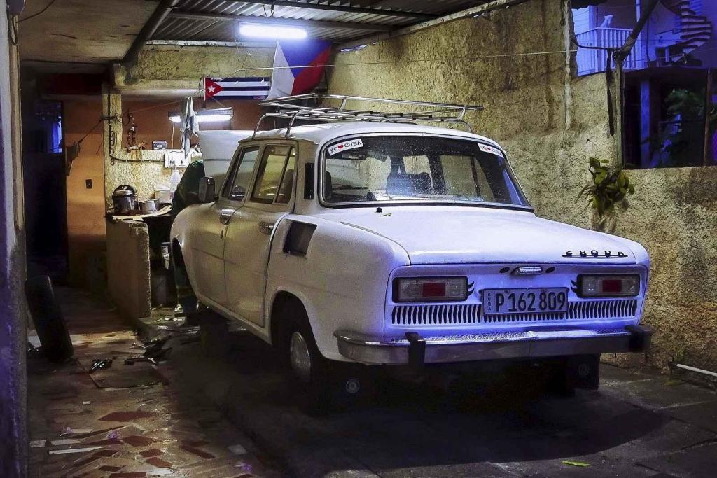 Potkali jsme i jednu Škodu 100, zatímco pozdější modely 105-130 vůbec. Na Kubu se asi ani nedovážely, a to možná kvůli známým problémům s chlazením, které by se na horké Kubě ještě zvýraznily. Viděli jsme ale pár novodobých octavií a fabií první generace.