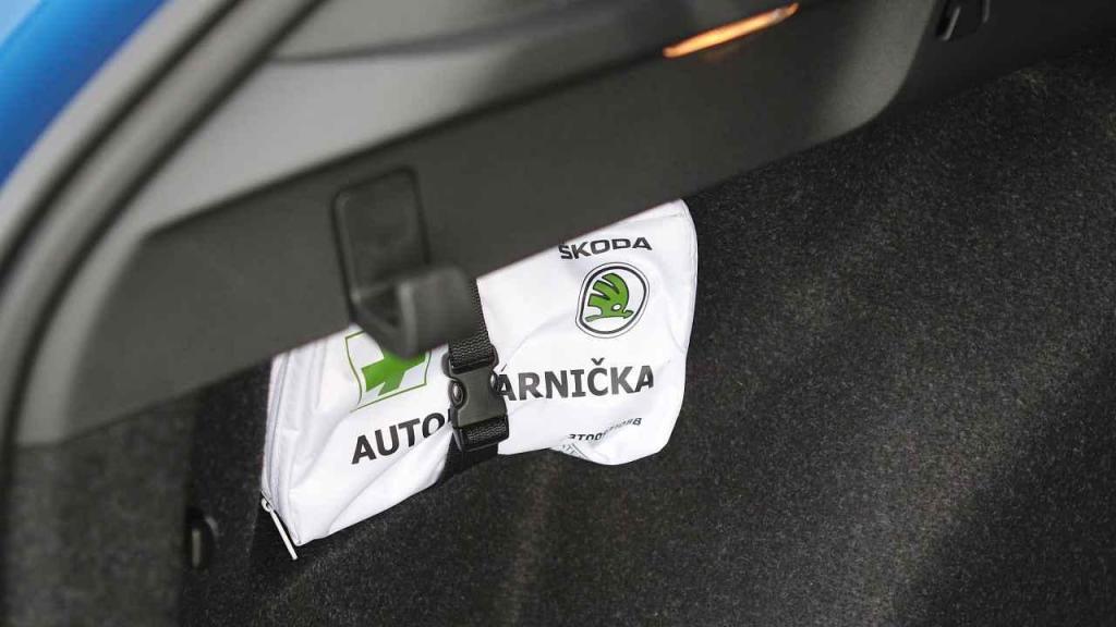 Nechybí háčky, prostor na lékárničku..