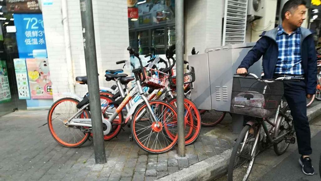V centrální části Šanghaje jsou stále častým dopravním prostředkem kola. Ta z půjčovny měla bezdušové pneumatiky