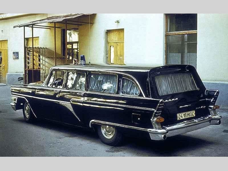 Kombi vznikaly přestavbou, hotové limuzíny putovaly z Gorkého do lotyšské Jelgavy. Tam se upravovaly, původní střecha byla nahrazena dlouhou trojdílnou s pátými dveřmi.
