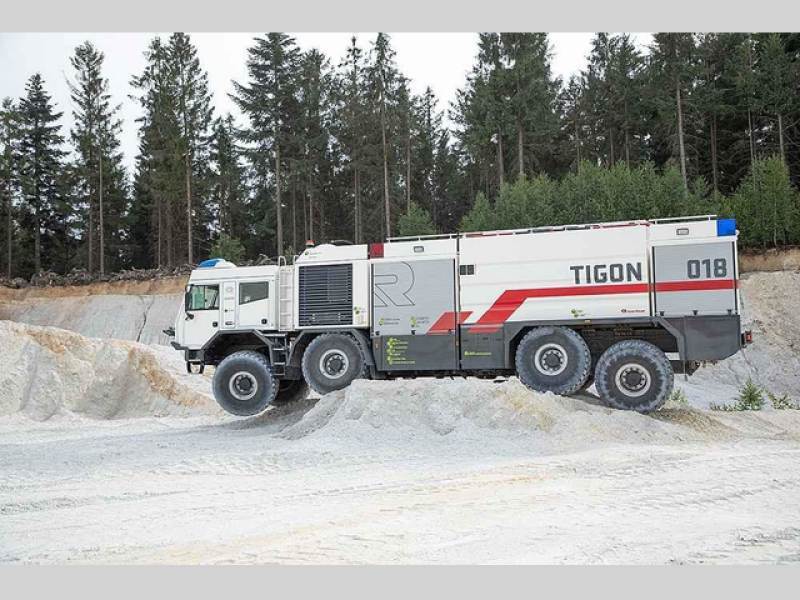 Srdcem Tigonu je vznětový motor Volvo Penta o zdvihovém objemu 16,12 l a výkonu 700 koní, přičemž o přenos výkonu a točivého momentu na kola všech čtyř náprav se stará plně automatická převodovka Allison 4800 a přídavná převodovka Tatra.