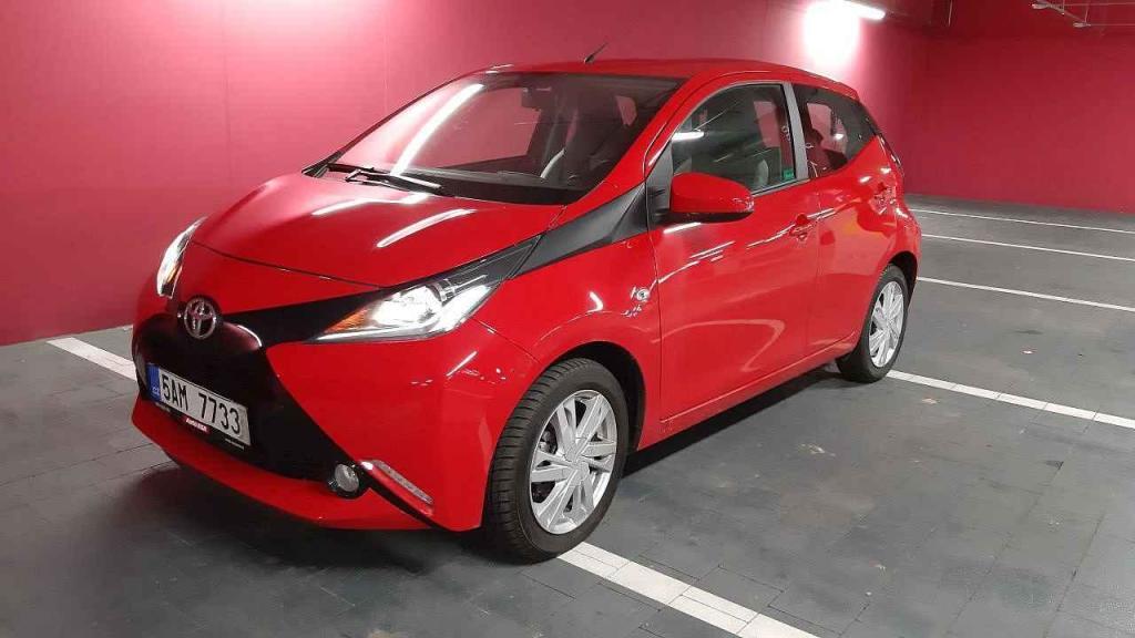 Toyota Aygo spadá do kategorie kompaktních miniaut, kterým se lidově říká nákupní taška.