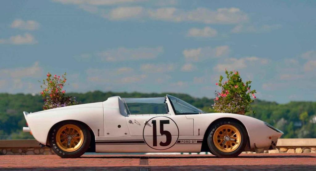 Ford GT roadster v aukci