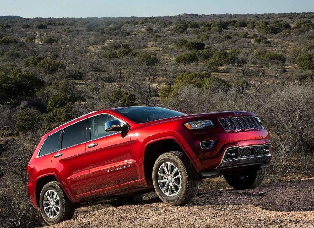 Jeep Grand Cherokee má také vzduchový podvozek a stejně jako v případě Range Rover, dost na něj trpí. V závěsu je elektrika a motor, díky čemuž má index 181. V servisu se auto zdrží 2,5 hodiny a pojišťovna za majitele platí v průměru 11 tisíc Kč.