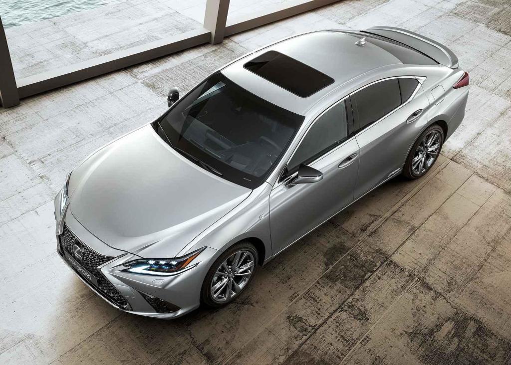 Lexus - šedá (138 aut)