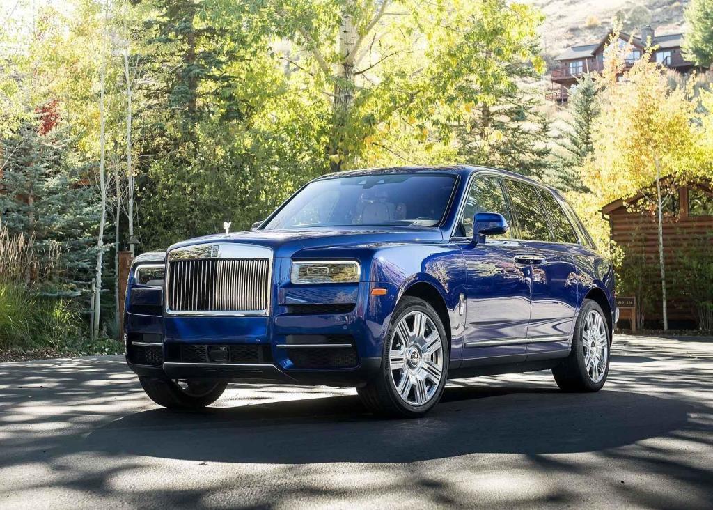 Rolls-Royce - šedá, modrá i černá (po čtyřech autech)