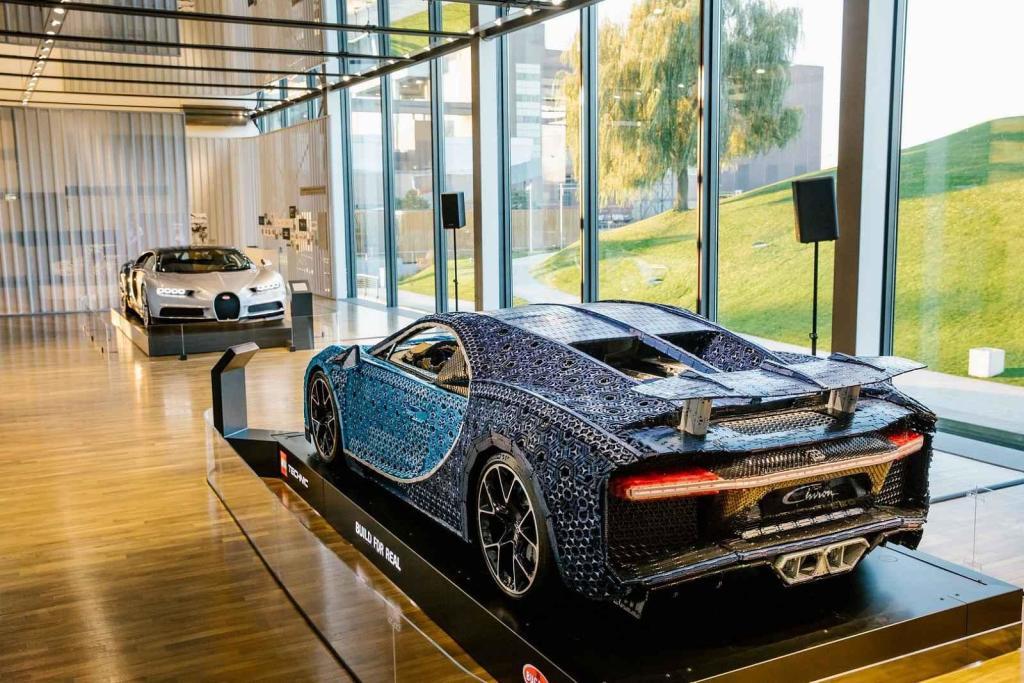 Skutečné Bugatti Chiron a jeho model z Lega