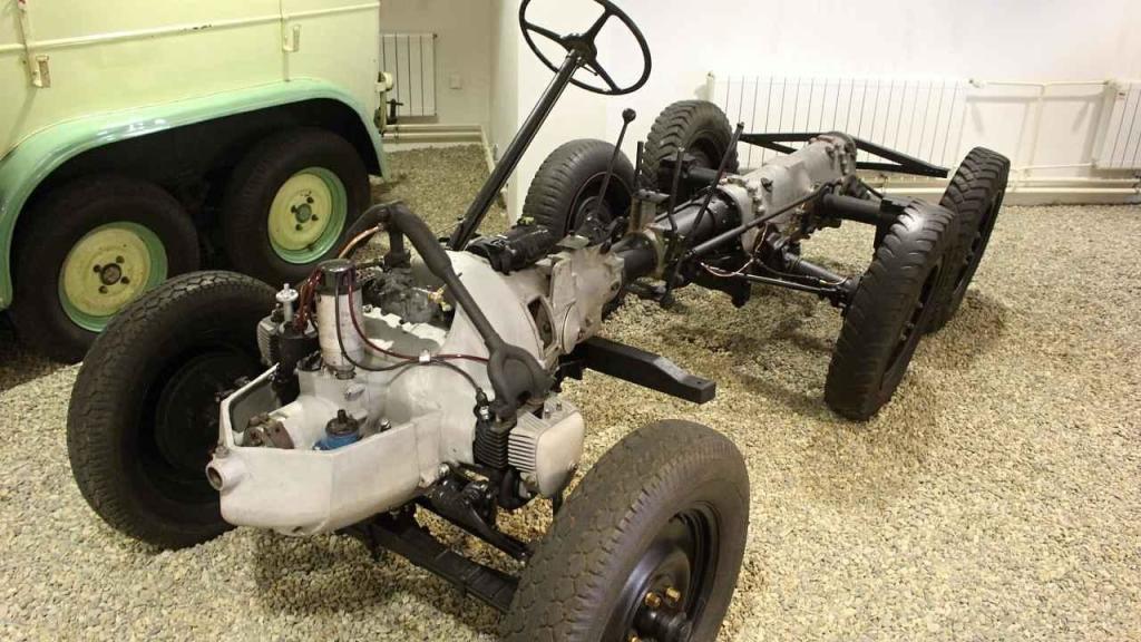 V letech 1933 - 37 se jich vyrobilo přes tři stovky kusů. Auto poháněl vzduchem chlazený čtyřválec s výkonem 32 koní