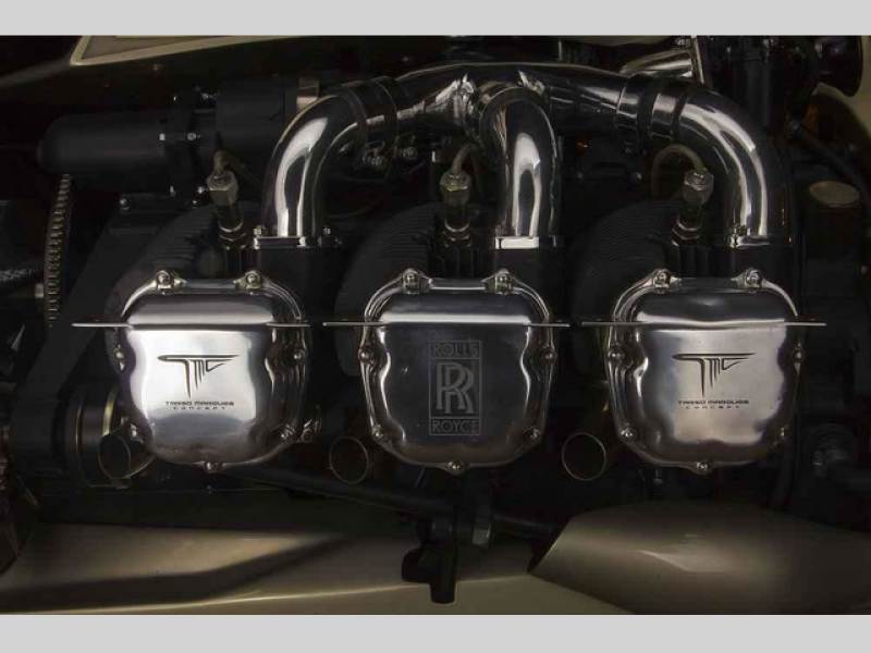 Koncpet pohání vidlicový šestiválec Rolls-Royce Continental.