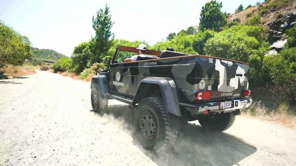 Mercedes-Benz G500 4×42 Cabriolet.