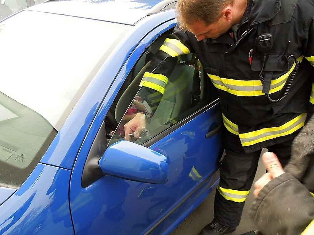 Hasiči otevírali auto se zamčenou holčičkou.