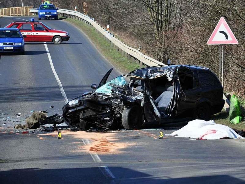 Mladý řidič nepřežil střet s nákladním vozem na silnici u Kamenného pahorku.