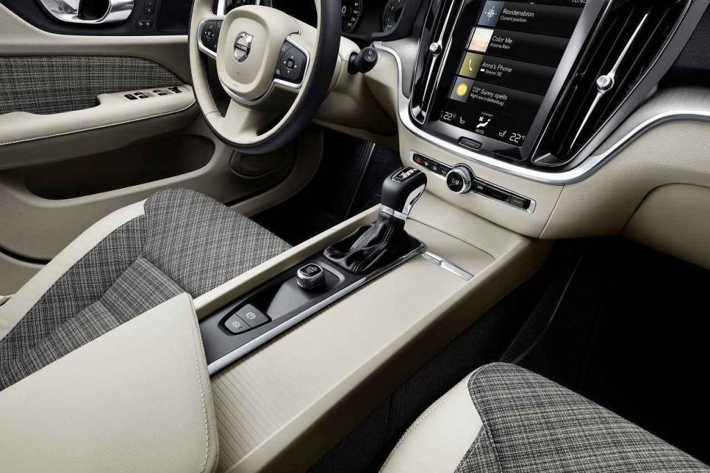 Volvo V60.