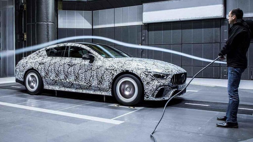 Maskovaný prototyp čtyřdveřového Mercedesu-AMG GT.