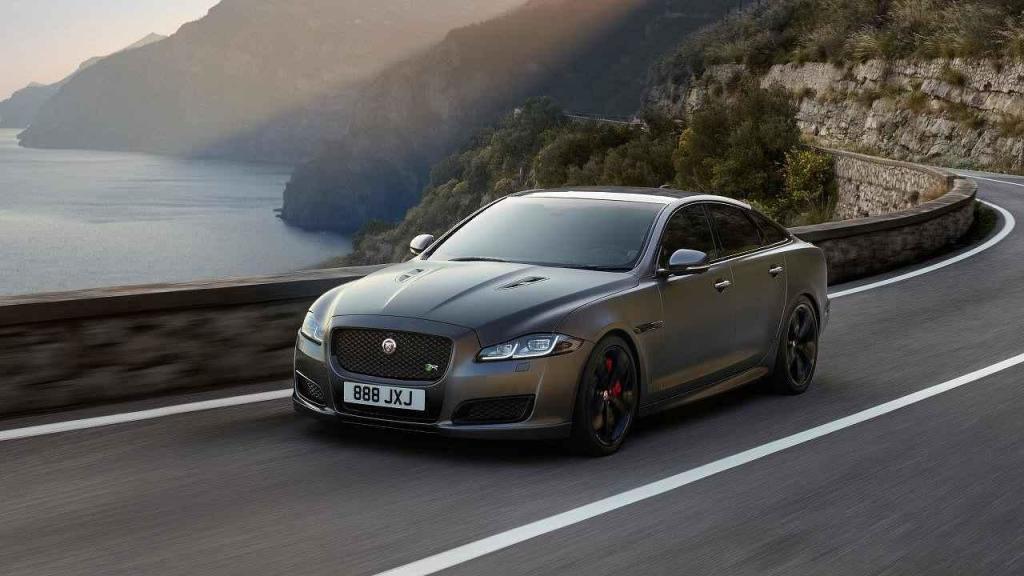 Jaguar XJR575.