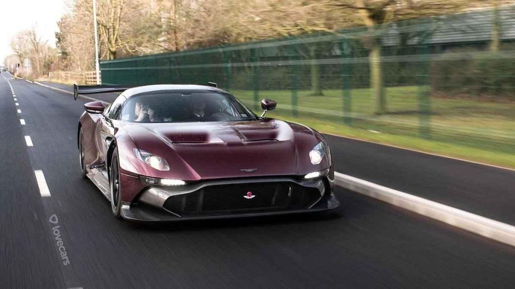 Aston Martin Vulcan homologovaný pro silniční využití.