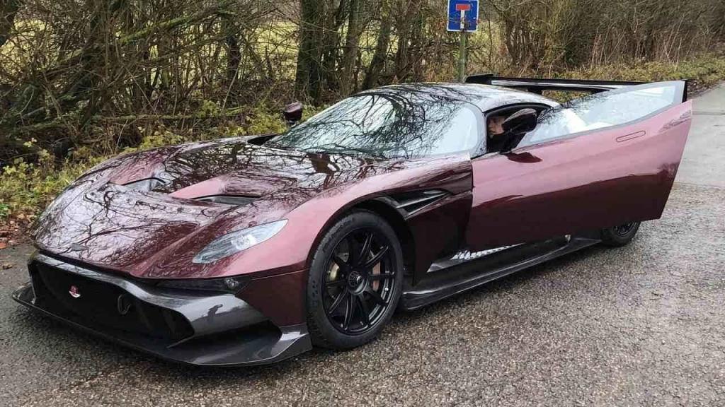 Aston Martin Vulcan homologovaný pro silniční využití.