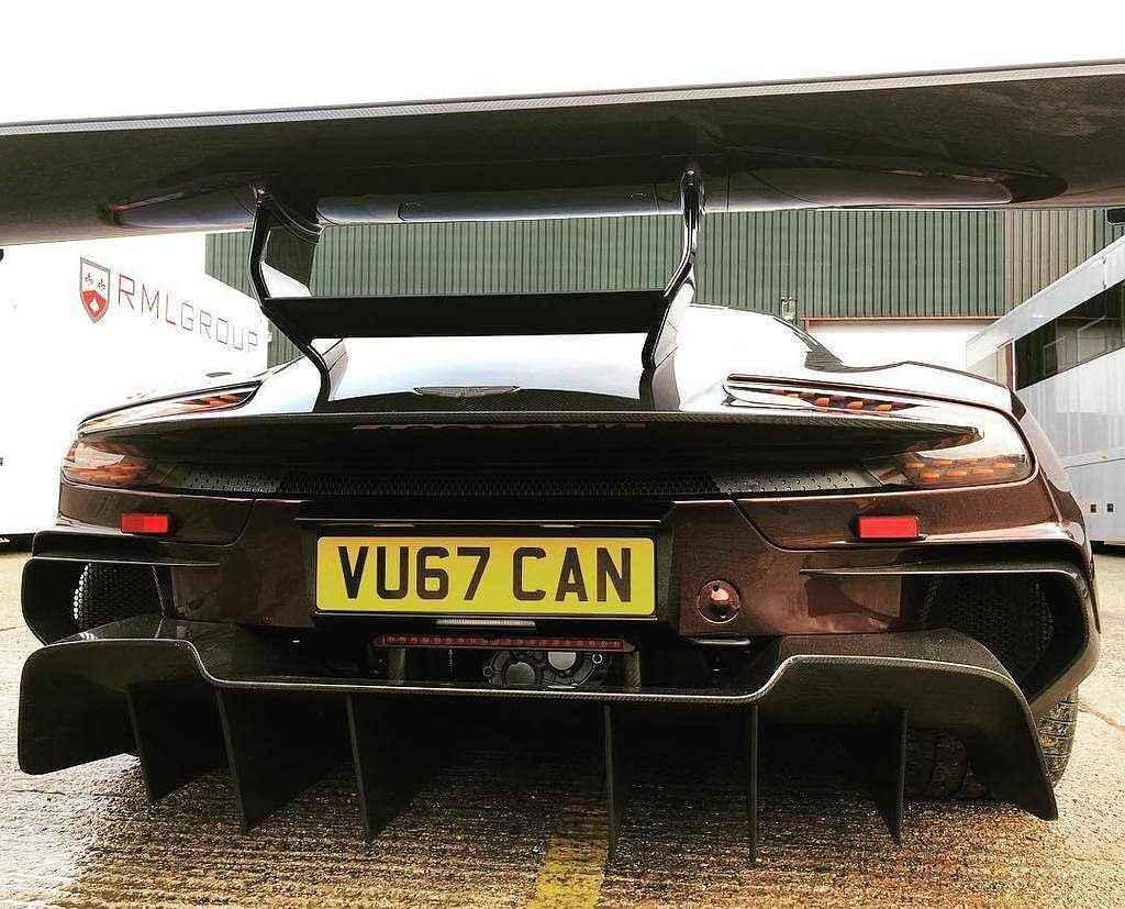 Aston Martin Vulcan homologovaný pro silniční využití.