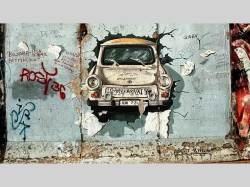 Trabant na pozůstatcích Berlínské zdi.