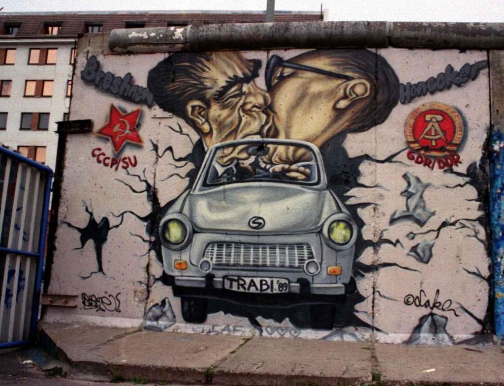 Trabant na pozůstatcích Berlínské zdi.