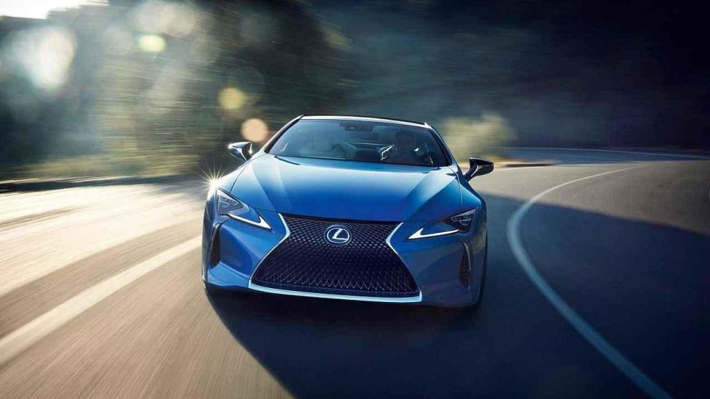 Lexus LC 500 v odstínu Structural Blue.