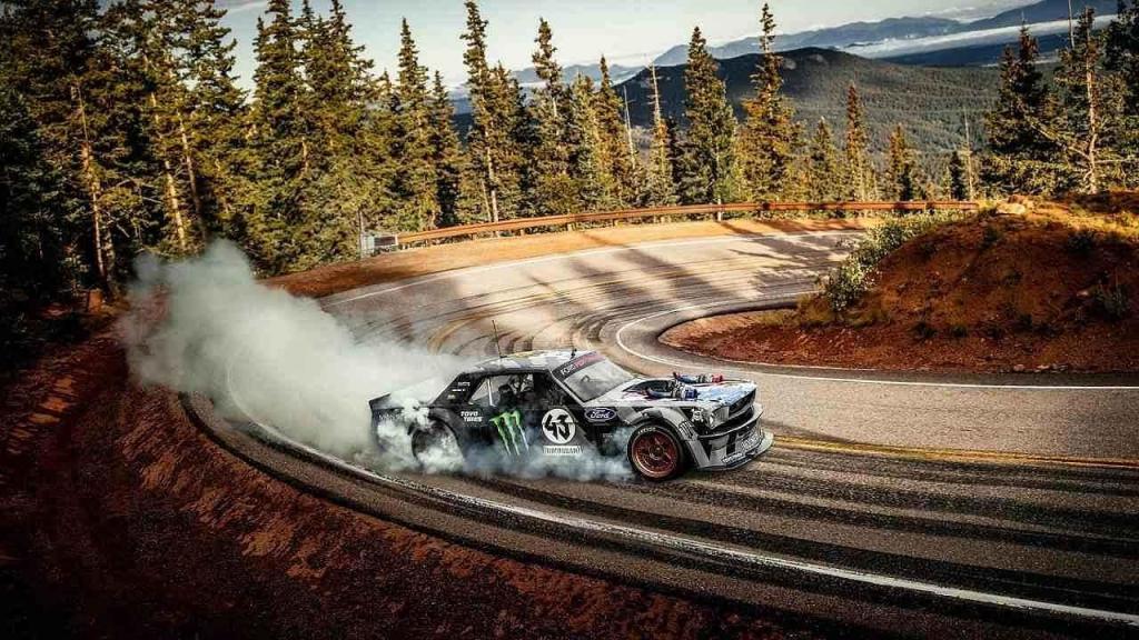 Ken Block, Ford Mustang Hoonicorn a takzvaná Climbkhana na hoře Pikes Peak.