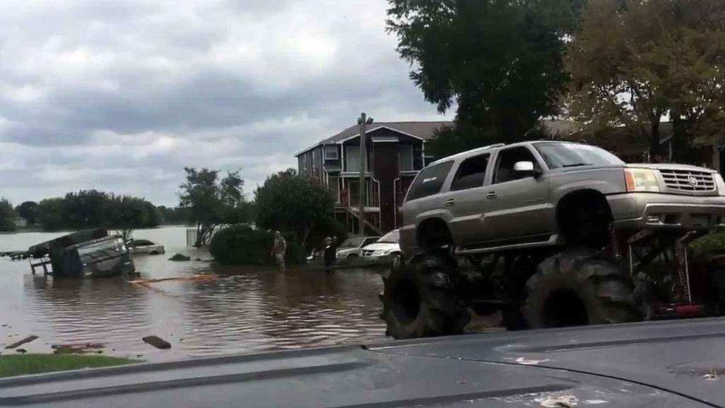 Monster truck zachraňující armádní náklaďák.