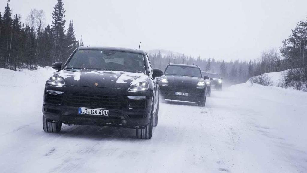 Testování prototypů nového Porsche Cayenne.