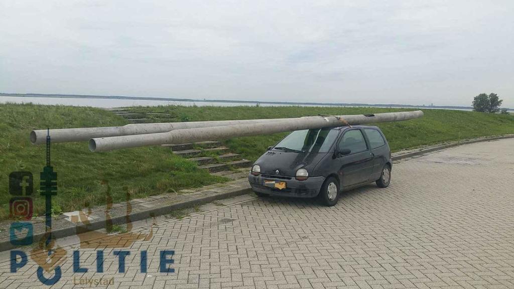 Renault Twingo zastavený policisty.