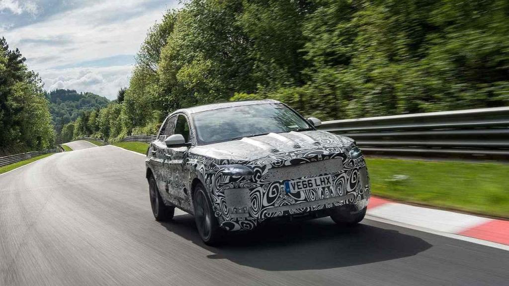 Testování maskovaného prototypu Jaguar E-Pace.