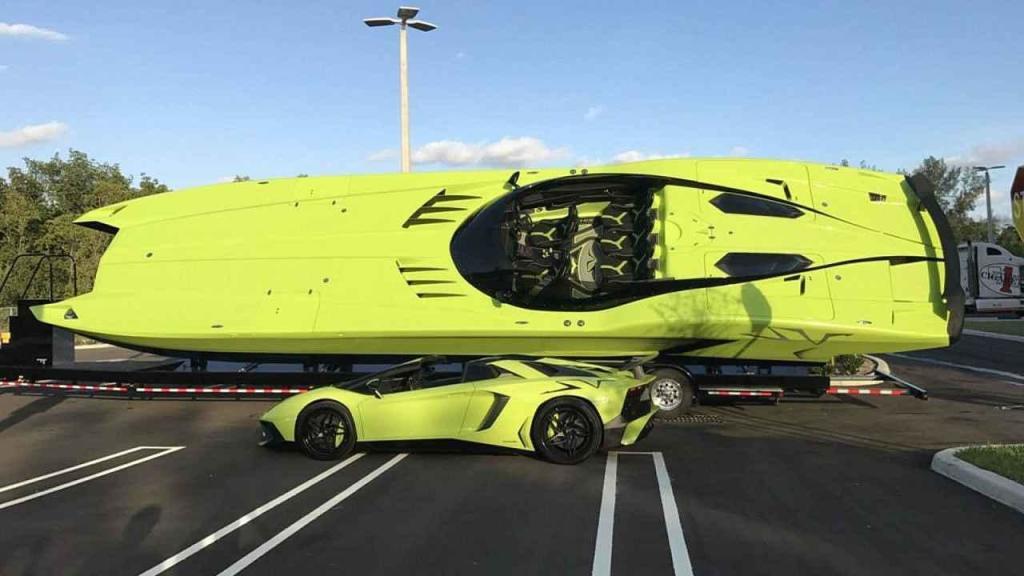 Lamborghini Aventador SV Roadster a rychlostní člun Marine Technologies MTI G6.