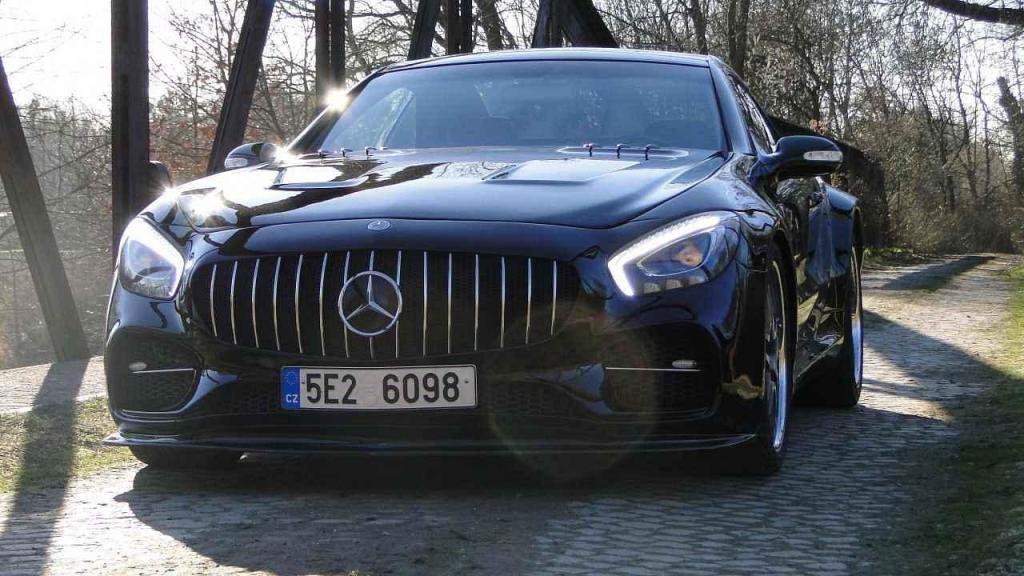 Mercedes-Benz SL 500 s maskou AMG-GT.