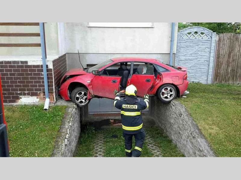 Mazda skončila po nehodě v kuriózní pozici.