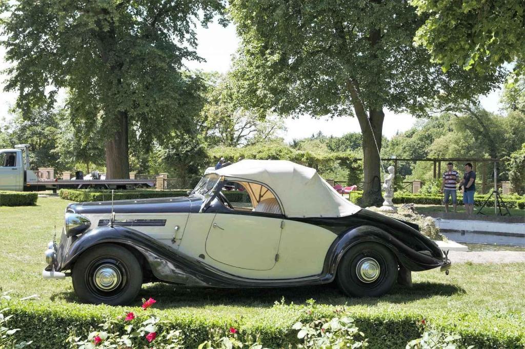 Praga Lady z roku 1936, vystavovatel Emil Příhoda. Stará architektura se v Loučni snoubí s krásou starých automobilů
