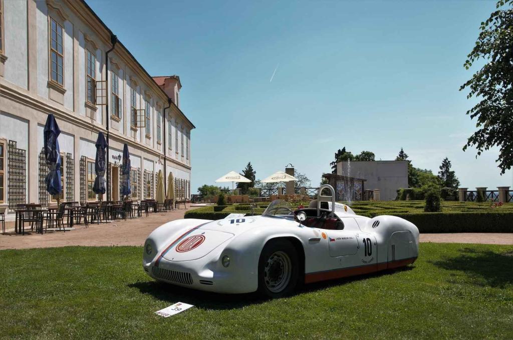 Tatraplan Sport z roku 1951, vystavovatel Petr Pivoda. Stará architektura se v Loučni snoubí s krásou starých automobilů