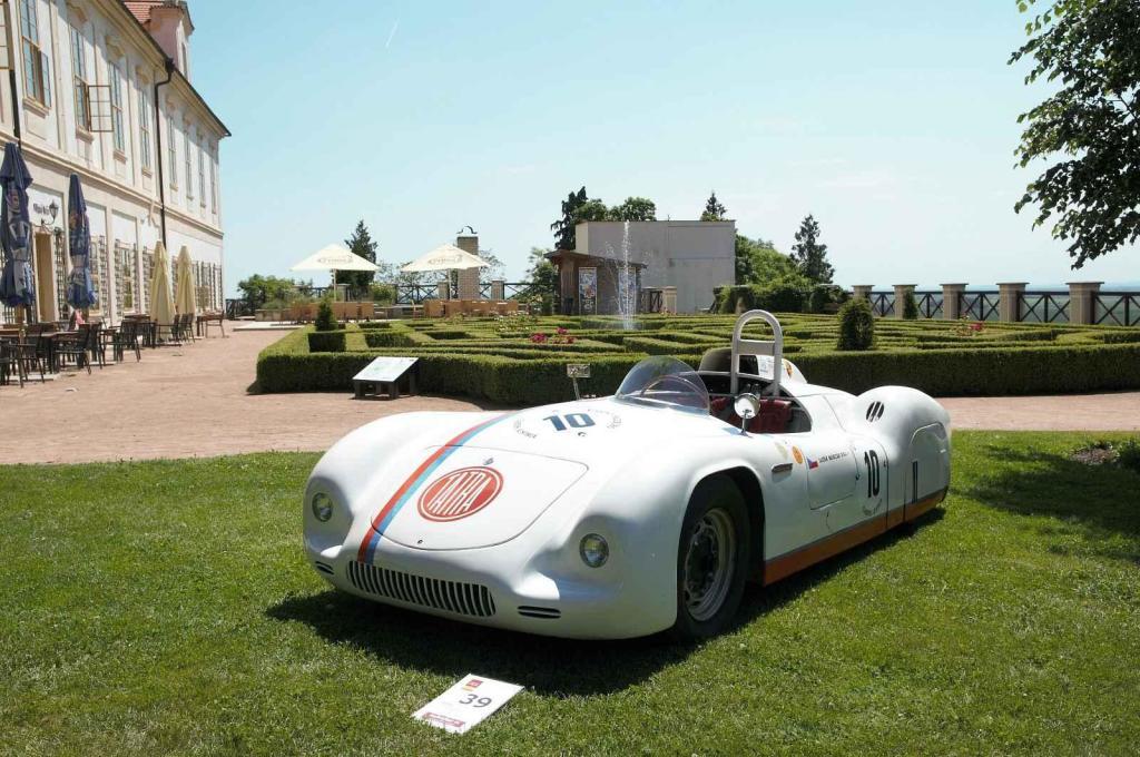 Tatraplan Sport z roku 1951, vystavovatel Petr Pivoda. Stará architektura se v Loučni snoubí s krásou starých automobilů