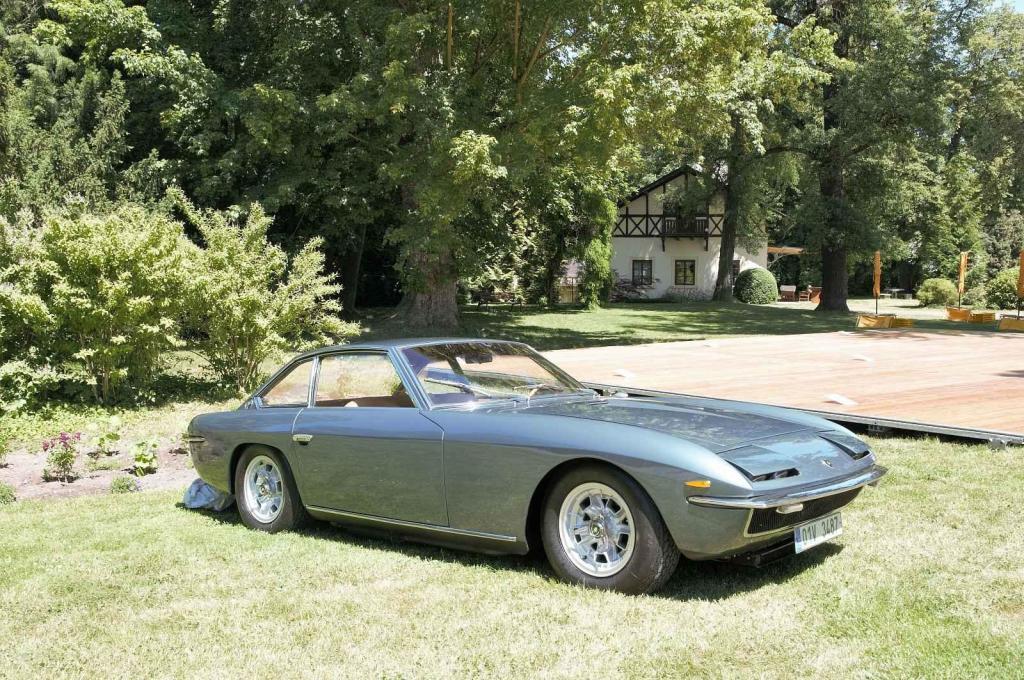 Lambourghini Islero z roku 1968, vystavovatel Jan Oberman. Stará architektura se v Loučni snoubí s krásou starých automobilů