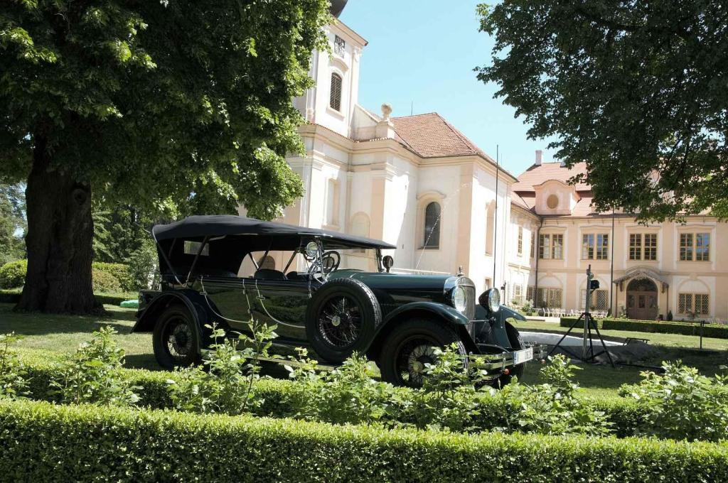 Walter P IV. 9 z roku 1927, vystavovatel Stanislav Karger. Stará architektura se v Loučni snoubí s krásou starých automobilů