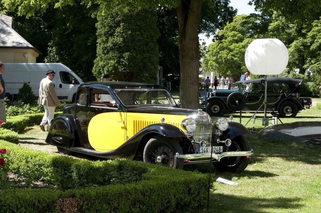 Stará architektura se v Loučni snoubí s krásou starých automobilů