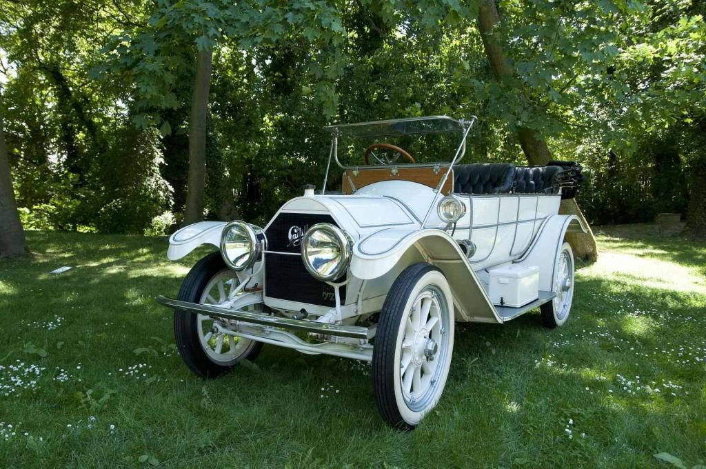 Stará architektura se v Loučni snoubí s krásou starých automobilů